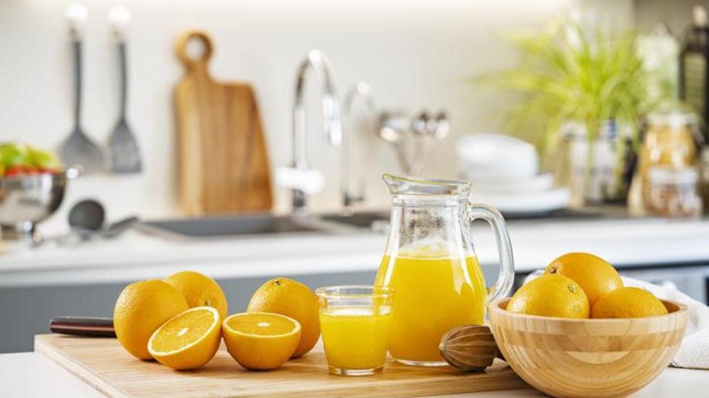 Zumo de naranja en la cocina.