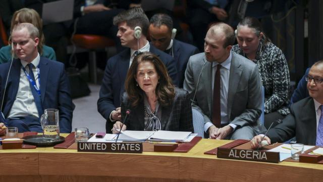 La embajadora de EEUU, Dorothy Camille Shea, habla durante el Consejo de Seguridad de Naciones Unidas sobre la guerra en Ucrania este lunes.