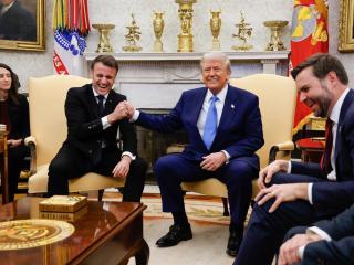 El presidente francés, Emmanuel Macron, y su homólogo estadounidense, Donald Trump, este lunes en el Despacho Oval de la Casa Blanca.
