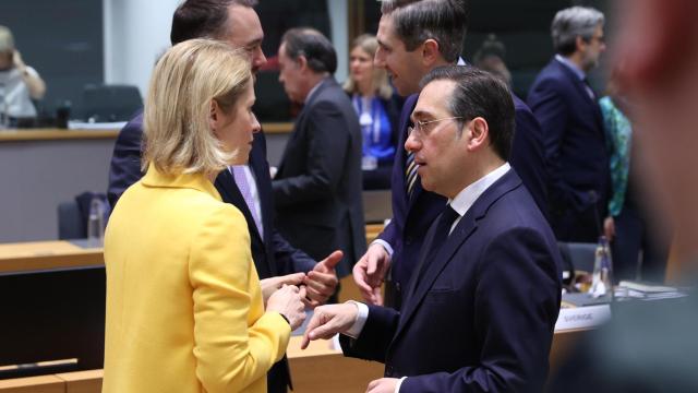 El ministro de Exteriores, José Manuel Albares, conversa con la jefa de la diplomacia de la UE, Kaja Kallas, durante la reunión de este lunes en Bruselas