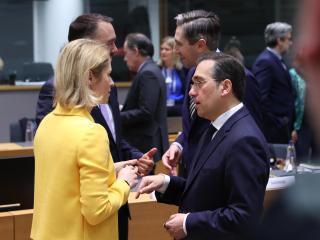 El ministro de Exteriores, José Manuel Albares, conversa con la jefa de la diplomacia de la UE, Kaja Kallas, durante la reunión de este lunes en Bruselas
