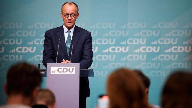 El líder de la Unión Cristianodemócrata (CDU), Friedrich Merz, en una rueda de prensa este lunes.
