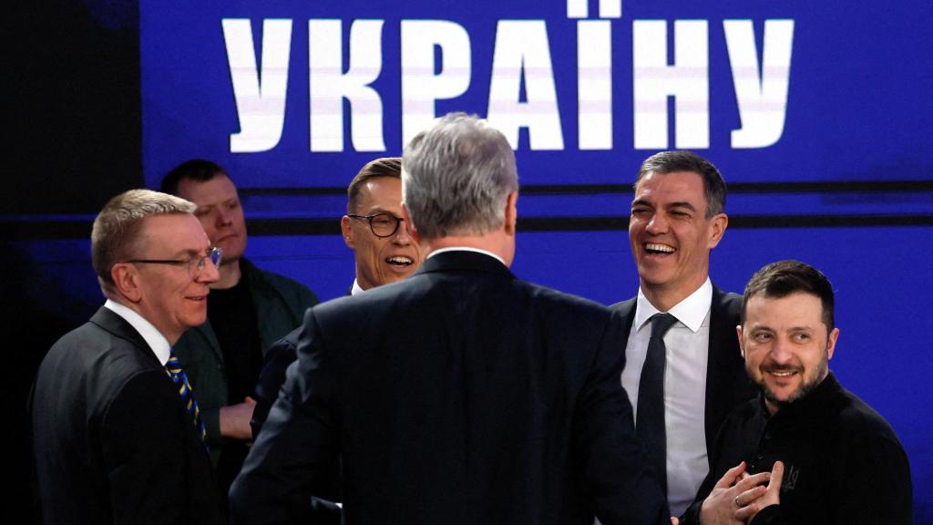 Sánchez departe con Zelenski y los líderes de Letonia, Lituania y Finlandia tras la reunión de ayer en Kiev.