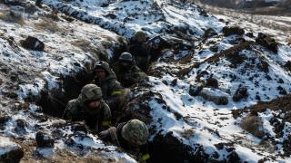 Militares ucranianos se ejercitan en un campo de entrenamiento en Dnipropetrovsk.