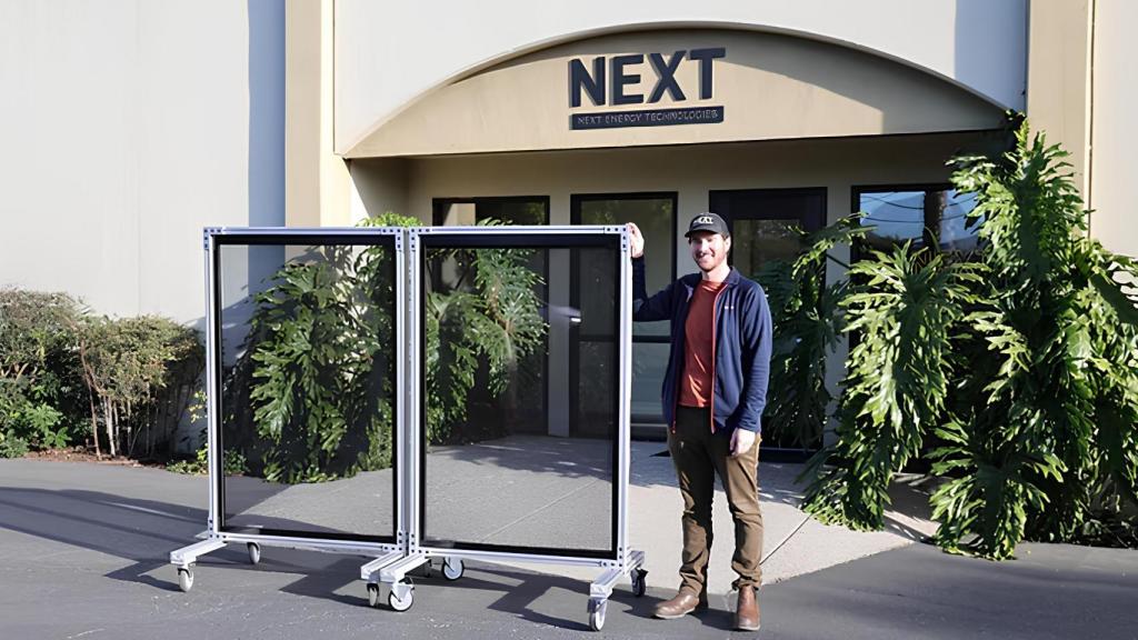 Daniel Emmett, CEO de NEXT Energy, junto a la nueva ventana solar