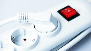 Una regleta enchufada.