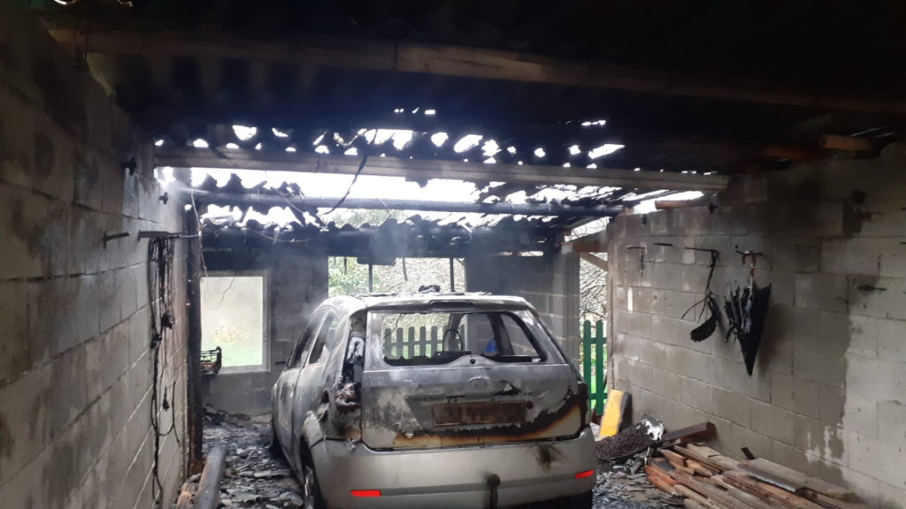 Un incendio calcina un coche aparcado en un galpón en Bergondo (A Coruña)