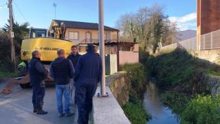 Operarios en una limpieza del tramo urbano del caudal del río Maior de Sada (A Coruña)