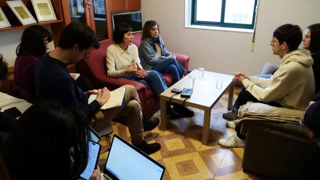 La portavoz nacional del BNG, Ana Pontón, con dos jóvenes estudiantes en su piso de Santiago.