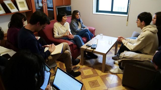 La portavoz nacional del BNG, Ana Pontón, con dos jóvenes estudiantes en su piso de Santiago.