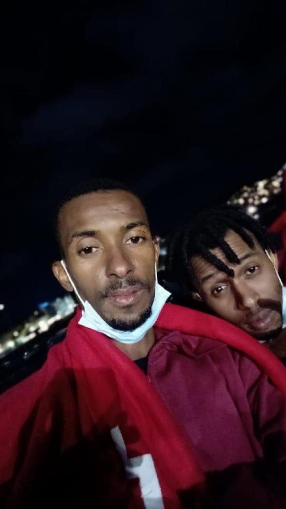 Barry junto a otra de las personas a bordo de la patera en su llegada a España.