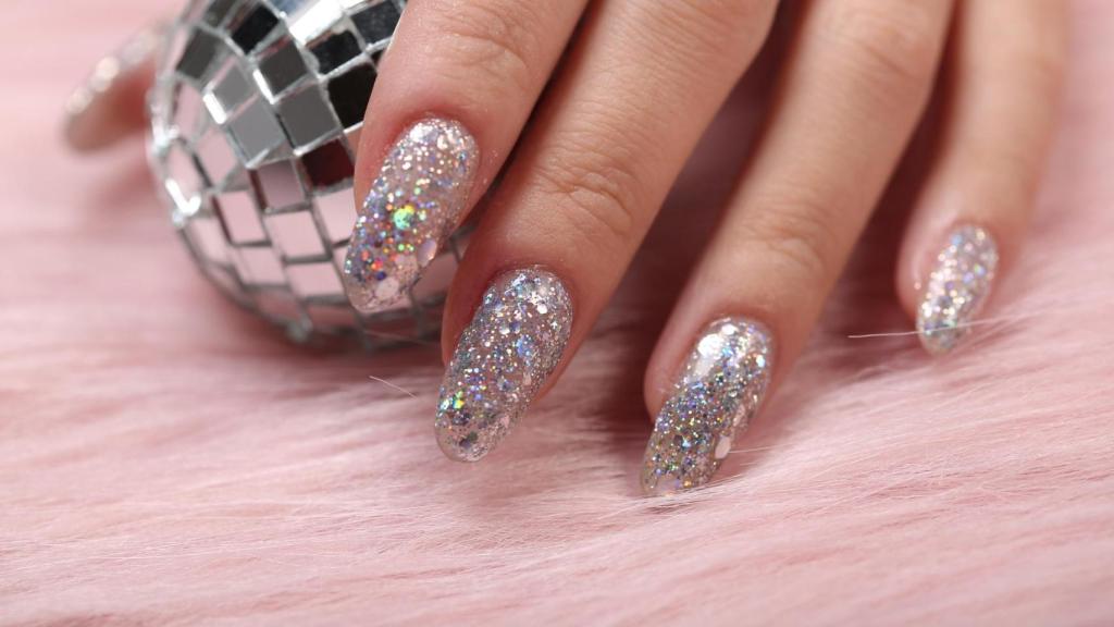 Imagen de archivo de uñas brillantes