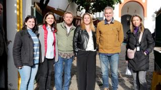La delegada de Turismo y Cultura, Angie Moreno, junto al equipo de 'The Young Sherlock'.