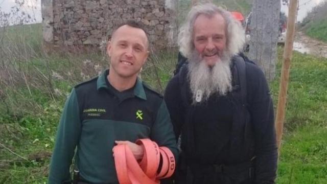 Un agente de Guardia Civil, junto al peregrino rescatado en Sevilla.