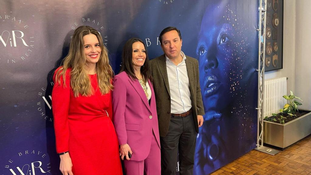 Cristina Delgado junto a David Suárez y Angélica Falagán.