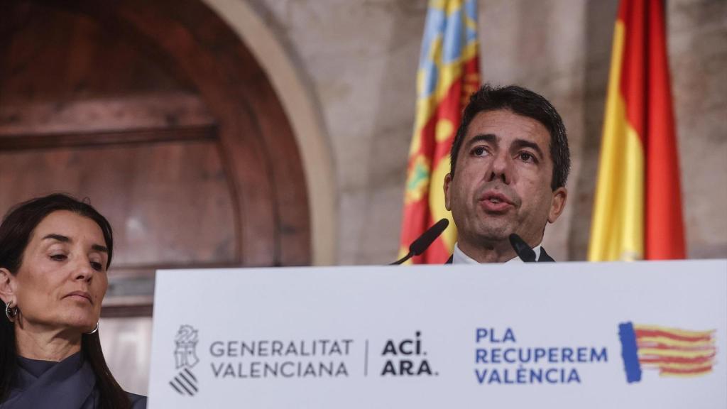 El presidente de la Generalitat, Carlos Mazón, junto a la consellera de Hacienda, Ruth Merino. Rober Solsona / EP
