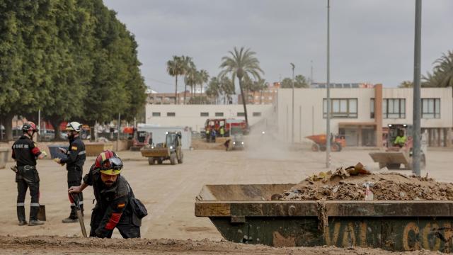 Varios miembros de la UME trabajan en el polideportivo de Paiporta (Valencia), afectado por la dana. Efe / Manuel Bruque