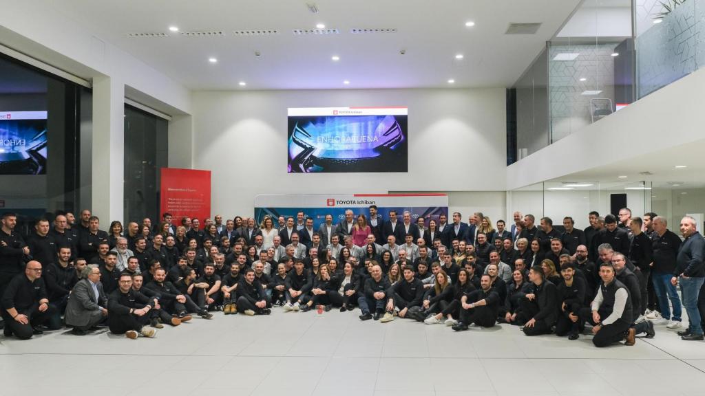 Foto de familia de toda la plantilla del Grupo Breogán