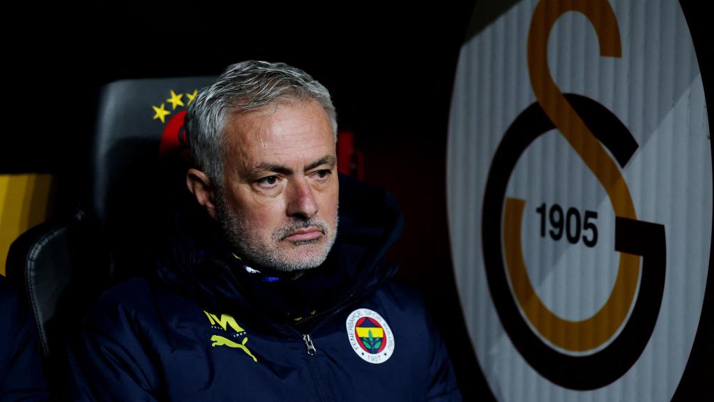 Mourinho, dirigiendo al Fenerbahce en un partido contra el Galatasaray