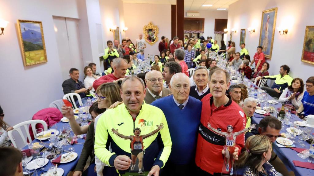 Fermín Cacho con Abel Antón recibiendo un homenaje en la Casa de Soria en Sevilla.
