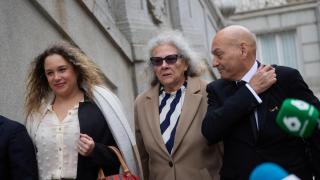 Carmen Pano, en el centro, este martes a su llegada al Supremo junto a su hija y su abogado Gómez Bermúdez.