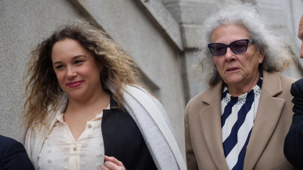 Carmen Pano, en el centro,  este martes a su llegada al Tribunal Supremo, donde ha declarado.