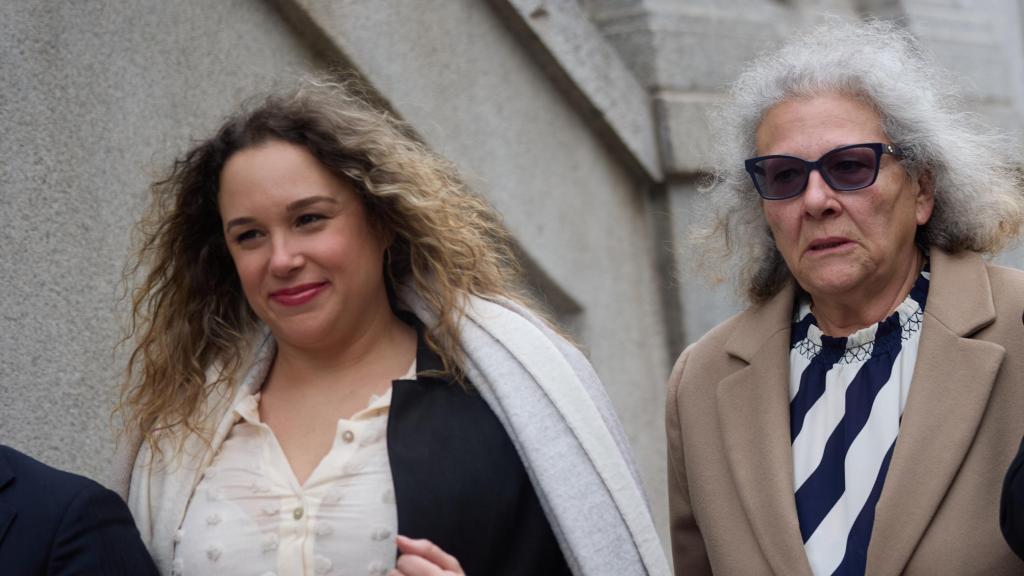 Leonor González Pano y su madre fotografiadas en el Tribunal Supremo durante una vista del 'caso Koldo'.