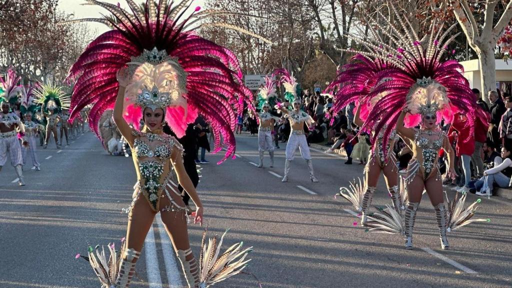 El desfile de comparsas del carnaval de Santiago de la Ribera 2024.
