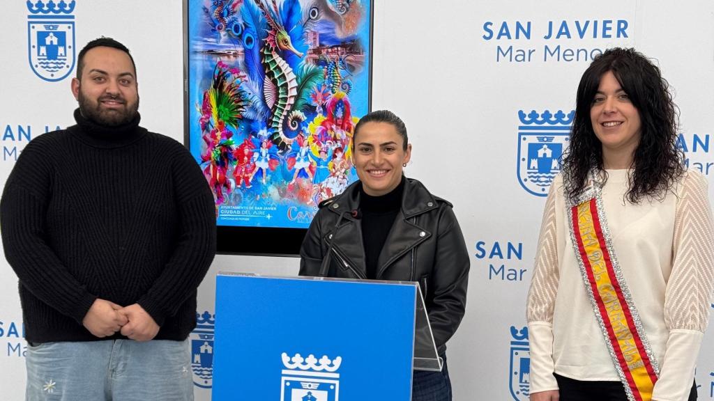 La concejal de Fiestas, Isabel Madrid (c), presenta la programación del carnaval de Santiago de la Ribera 2025.