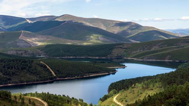 Vista del embalse de Portas y del Parque Natural O Invernadeiro al fondo, Vilariño de Conso