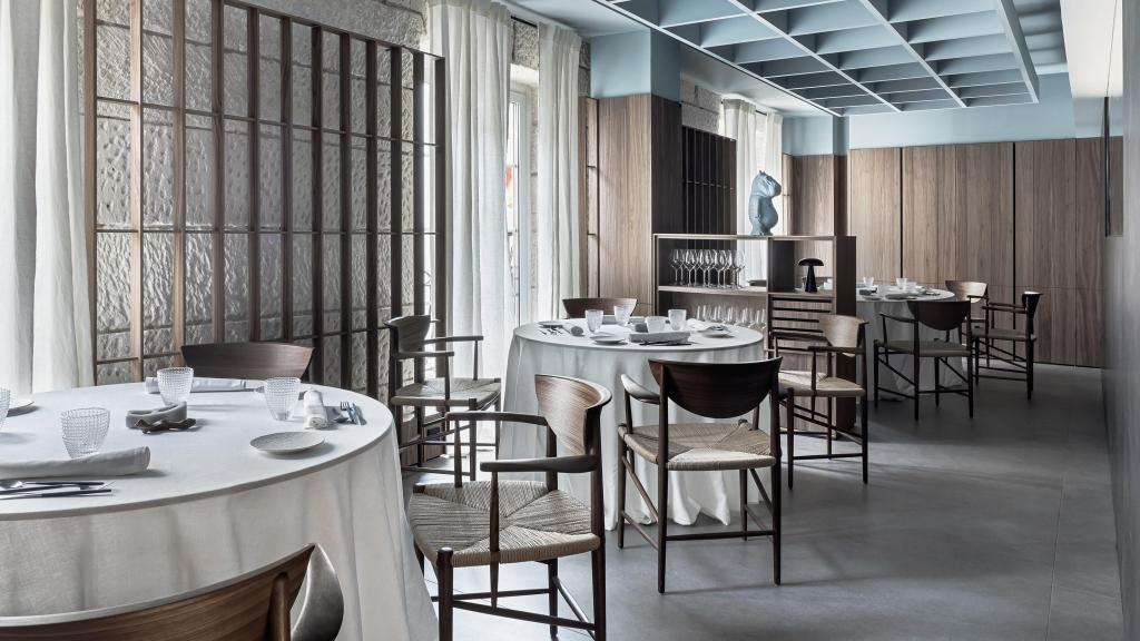 El comedor de Ricardo Temiño, con la fachada original del edificio.