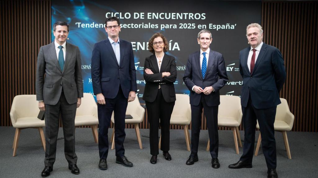 De izda. a dcha.: José Casas, director general de Relaciones Institucionales y Regulación de Endesa, Patxi Calleja, director de Regulación de Iberdrola, Marta Sánchez, socia responsable del Sector Energía de EY, Luis Cabra, director general de Transición Energética, Tecnología, Institucional y adjunto al CEO de Repsol y José Luis Gil, director general de Gases Renovables de Naturgy.