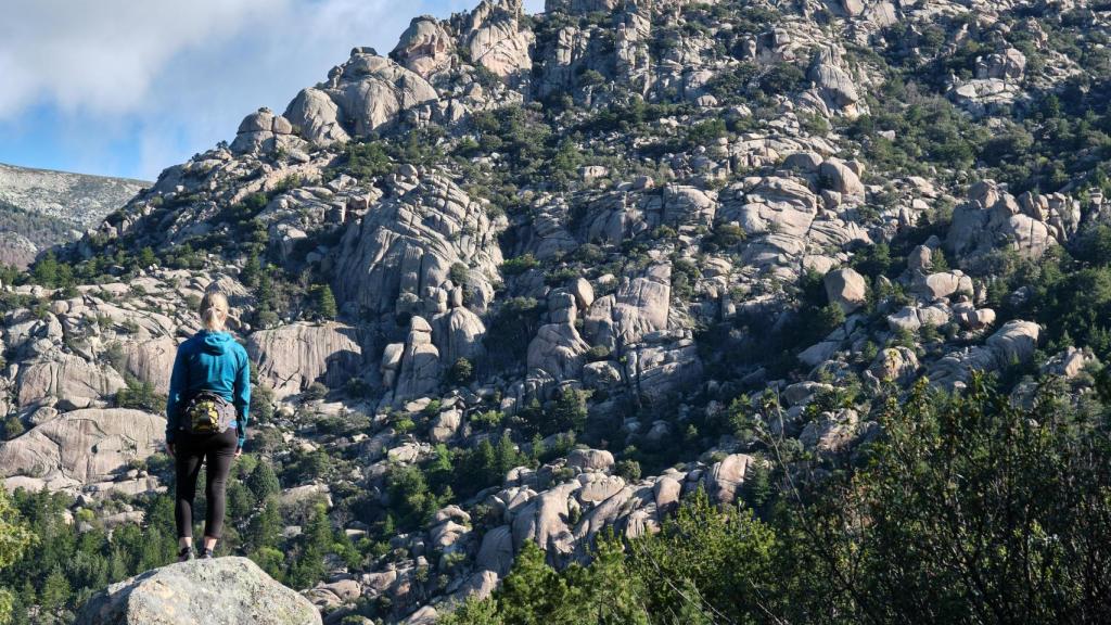 Una senderista observando La Pedriza en la sierra de Guadarrama.
