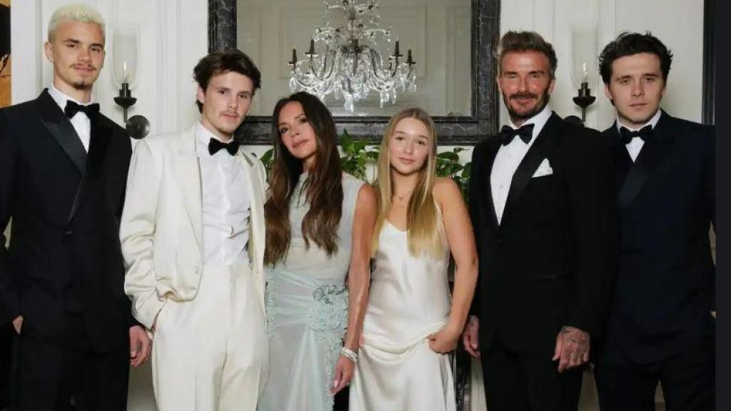 Victoria y David Beckham con sus hijos en el 50 cumpleaños de ella.