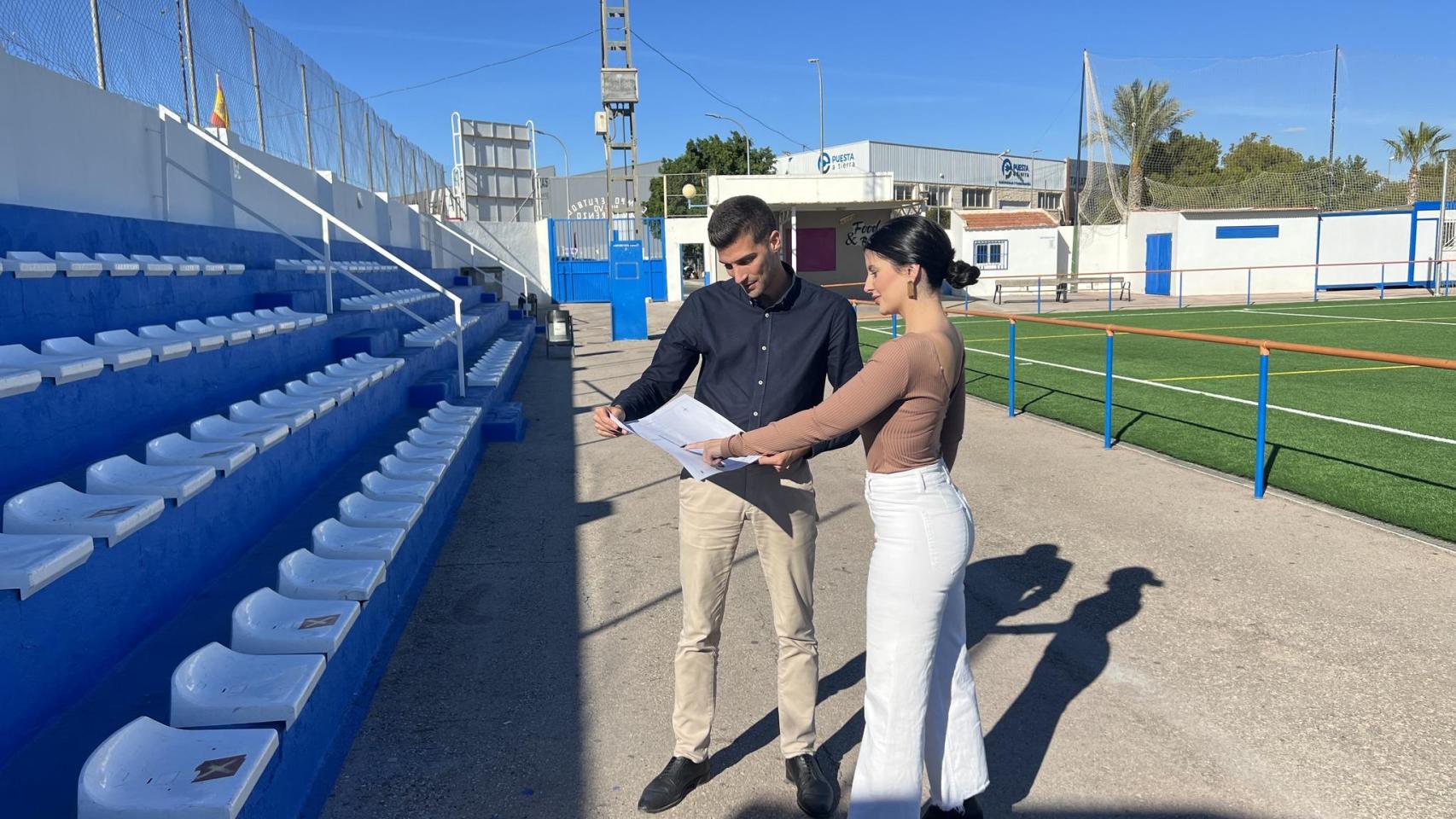 La concejal de Deportes de Alguazas, Loli Sandoval, junto al alcalde, José Gabriel García, en una imagen de archivo, revisando unos trabajos de mejora en el campo de fútbol.