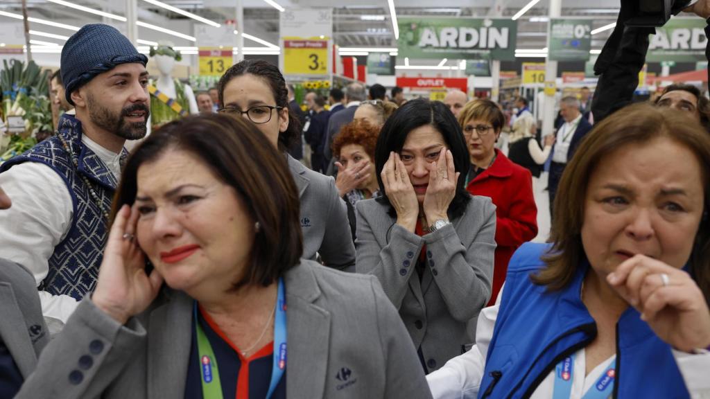 Empleadas del hipermercado Carrefour del centro comercial de Alfafar reaccionan durante la reapertura este martes tras reparar los daños que causó la dana. Efe / Ana Escobar