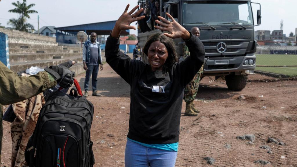 Una soldado que se rindió en Bukavu después de la captura de la ciudad por los rebeldes del M23, reacciona mientras se despide de sus seres queridos antes de abordar un camión en el Stade de l'Unite en Goma.