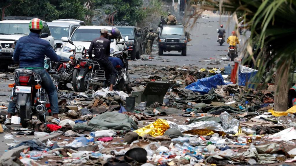 : Los operadores de mototaxis observan uniformes militares y municiones de las Fuerzas Armadas de la República Democrática del Congo (FARDC) tirados en el suelo, en medio de enfrentamientos entre ellos y los rebeldes M23, en Goma.