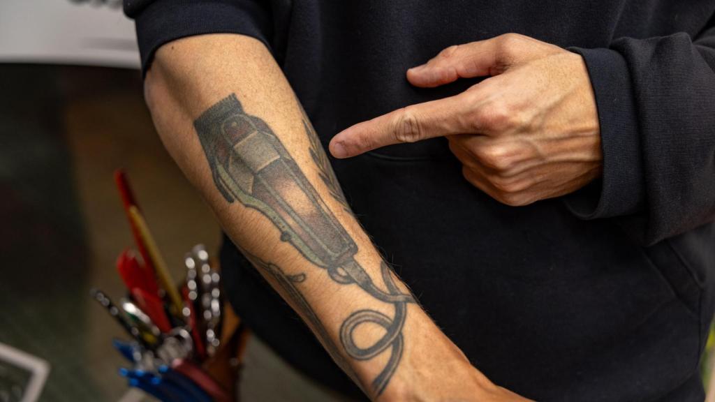 Pantoja lleva tatuadas en sus brazos algunas de las herramientas que más utiliza para trabajar.