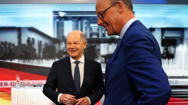 El canciller alemán del Partido Socialdemócrata (SPD), Olaf Scholz y su rival conservador de la Unión Demócrata Cristiana (CDU) Friedrich Merz son fotografiados en un estudio de televisión WELT.