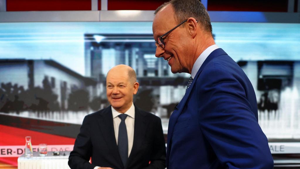 El canciller alemán del Partido Socialdemócrata (SPD), Olaf Scholz y su rival conservador de la Unión Demócrata Cristiana (CDU) Friedrich Merz son fotografiados en un estudio de televisión WELT.
