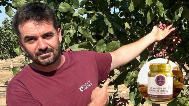 Carlos Suárez, de La Pistachería, junto a uno de sus pistacheros y su crema de pistacho.
