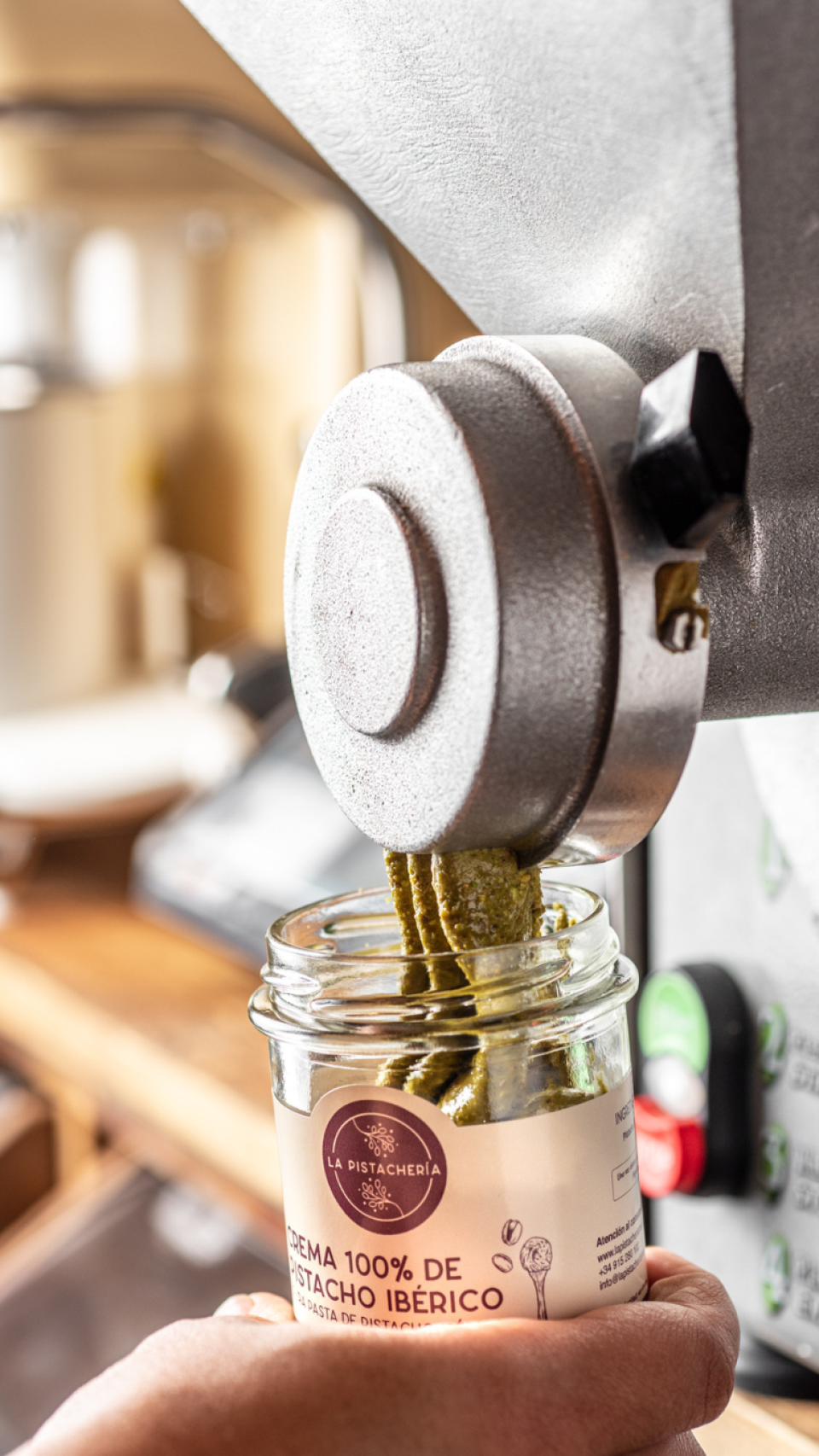Máquina procesadora de crema de pistacho de la tienda La Pistachería.