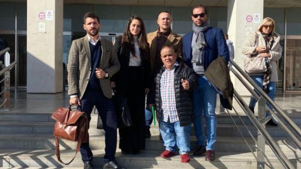 Ángel Modesto (con gafas de sol), su hermana Pilar, y Jimmi, un artista cómico, con otros miembros del equipo jurídico  en Málaga.