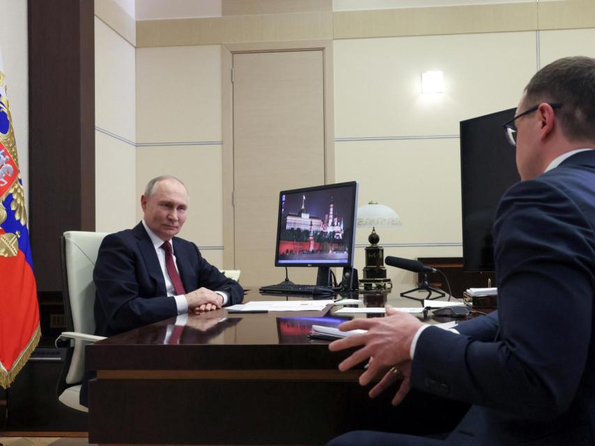 El presidente ruso, Vladímir Putin, habla con el corresponsal de la televisión estatal en el Kremlin, Pável Zarubin, en su residencia a las afueras de Moscú, Rusia, 24 de febrero de 2025.