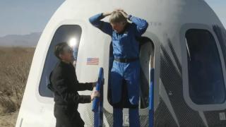 El presentador Jesús Calleja al bajar de la cápsula de Blue Origin.