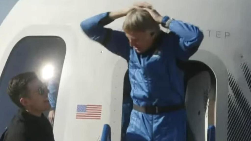 El presentador Jesús Calleja al bajar de la cápsula de Blue Origin.