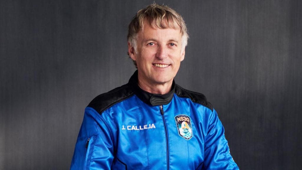 Jesús Calleja vestido con la equipación de astronauta.