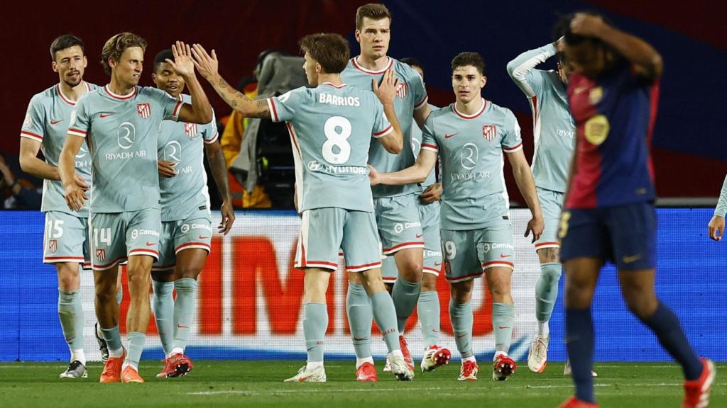 Los jugadores del Atlético de Madrid celebran el gol de Sorloth contra el Barça.