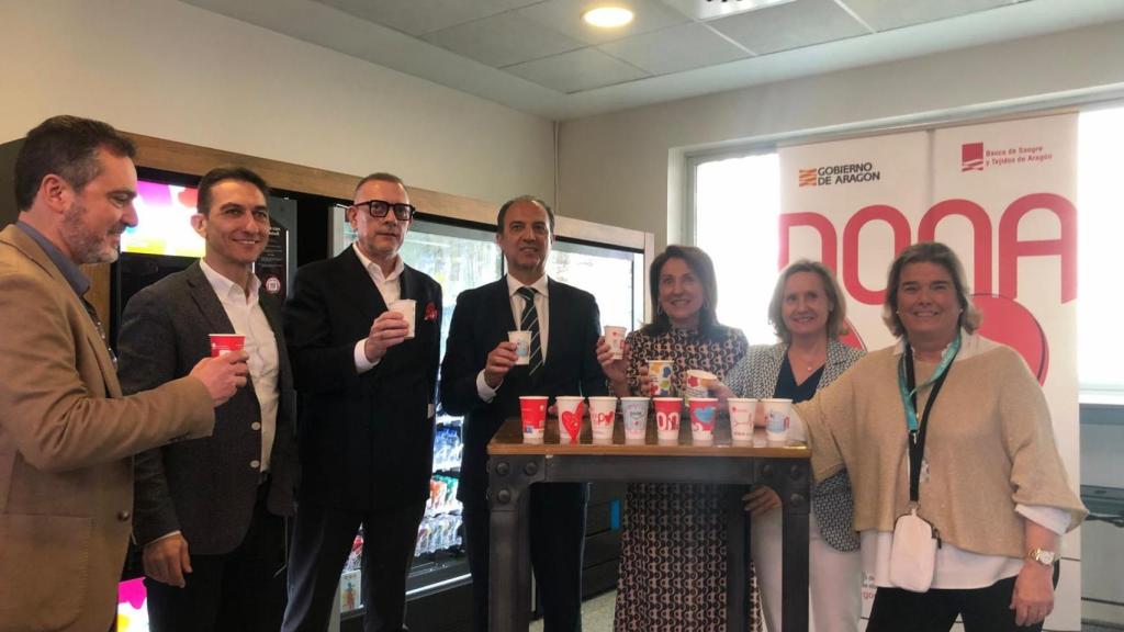 Presentación de los nuevos vasos de las máquinas vending que animan a donar sangre